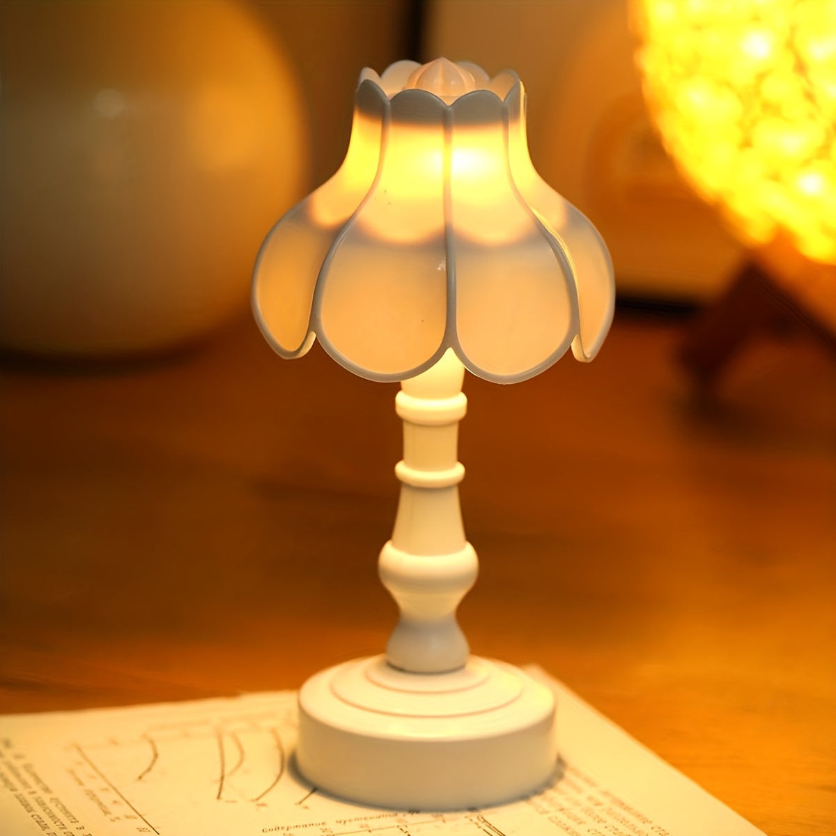 Flower-shaped mini desk lamp, ideal as a night light for bedroom and desktop decor.