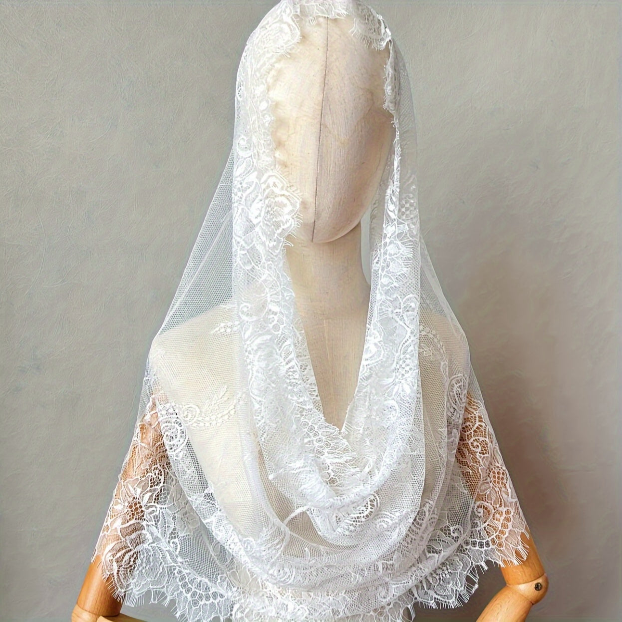 Beautiful Lace Floral Bridal Veil with Boho Chic Style - Perfect Soft Tulle Headscarf for Weddings & Halloween in Black or White