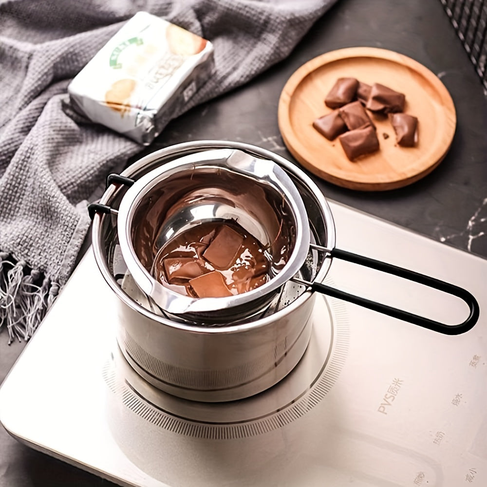 This stainless steel double-layer melting pot set includes two pots with capacities of 600ml and 1600ml. It comes with a silicone spoon and is perfect for melting chocolate, soap, beeswax, and making candles.