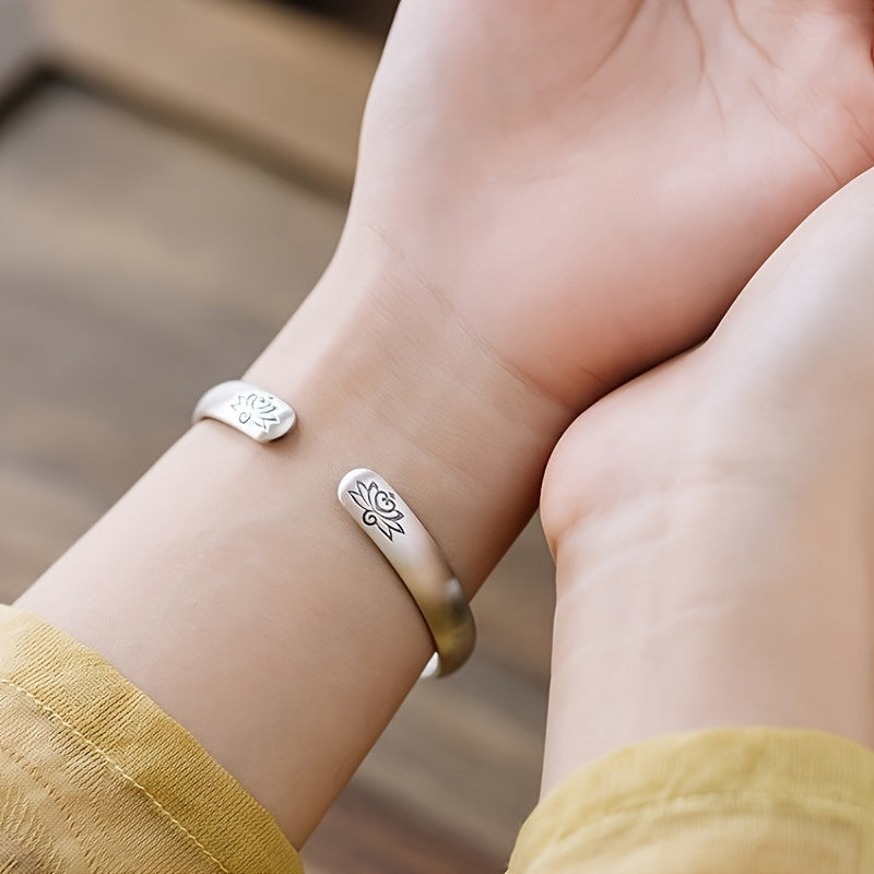 A stylish adjustable bracelet made with 30g of pure silver, designed with a versatile and elegant touch, making it a great gift choice for women of all tastes.