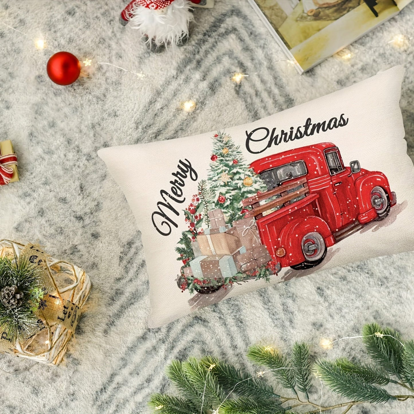 Yilni bayram ruhida o'tkazing, Merry Christmas Red Truck Pillow Cover bilan. Zamonaviy uslubda tayyorlangan, 30.48x50.8 sm o'lchamdagi bu yostiq qopqog'i mashinada yuvilishi mumkin va qulay zippered yopilishi mavjud. Bir nechta xona bezaklari uchun mos.