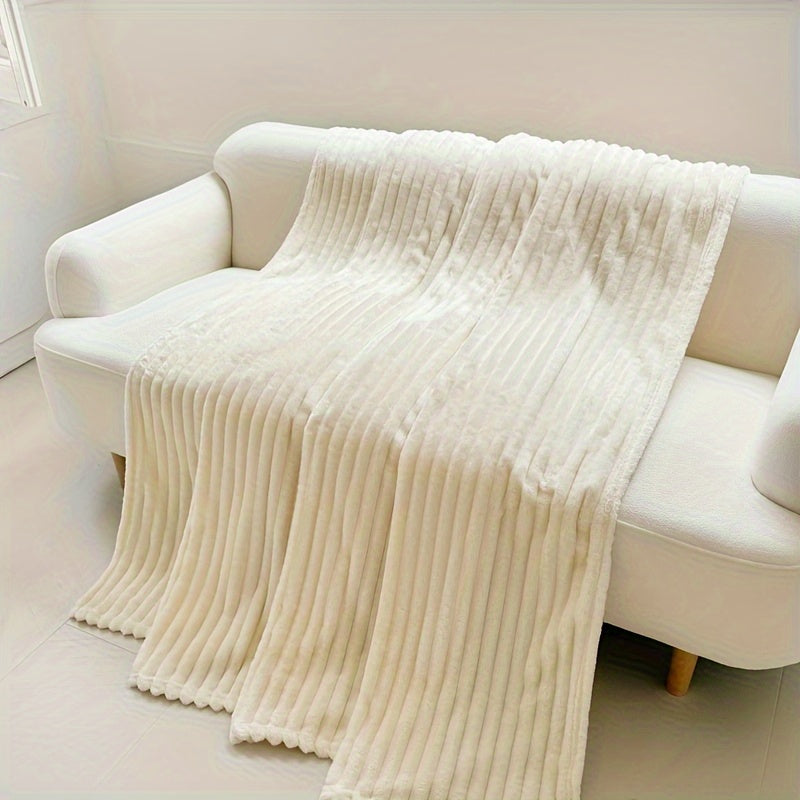 Soft and fluffy flannel blanket in solid color, perfect for snuggling on the sofa or taking a nap. 1 piece included.