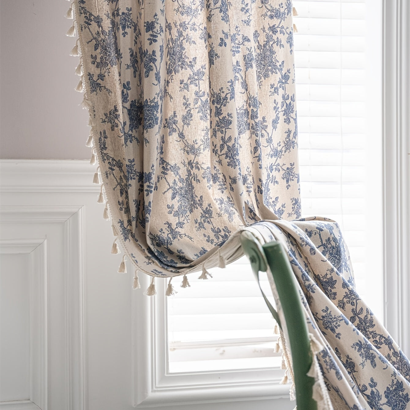 Enhance your home decor with this stylish American country flower cotton and linen curtain featuring beige fringed accents. Perfect for the living room, bedroom, bay window, dining room, or kitchen bar, this elegant piece adds a touch of sophistication