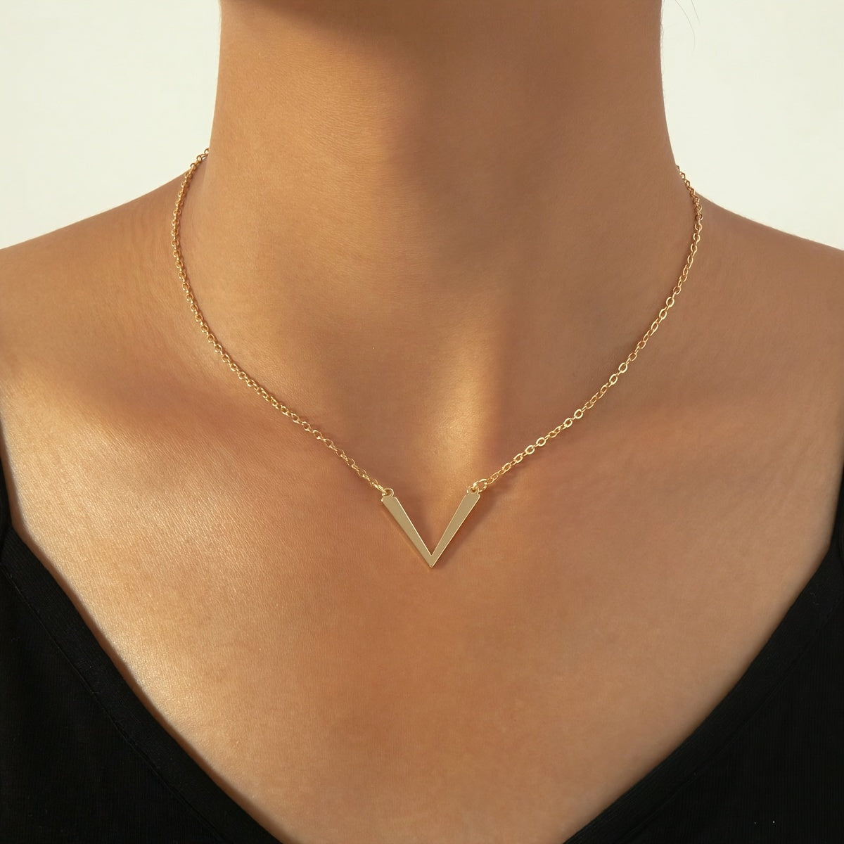 Chic geometric V-shaped pendant necklace for women's daily wear.