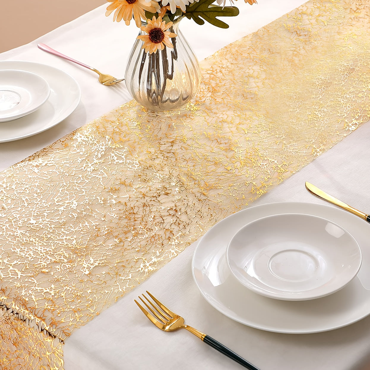 High-quality glittering metal table runner, ideal for DIY projects and special occasions such as parties and weddings, including Valentine's Day. Can be easily cut to desired size.