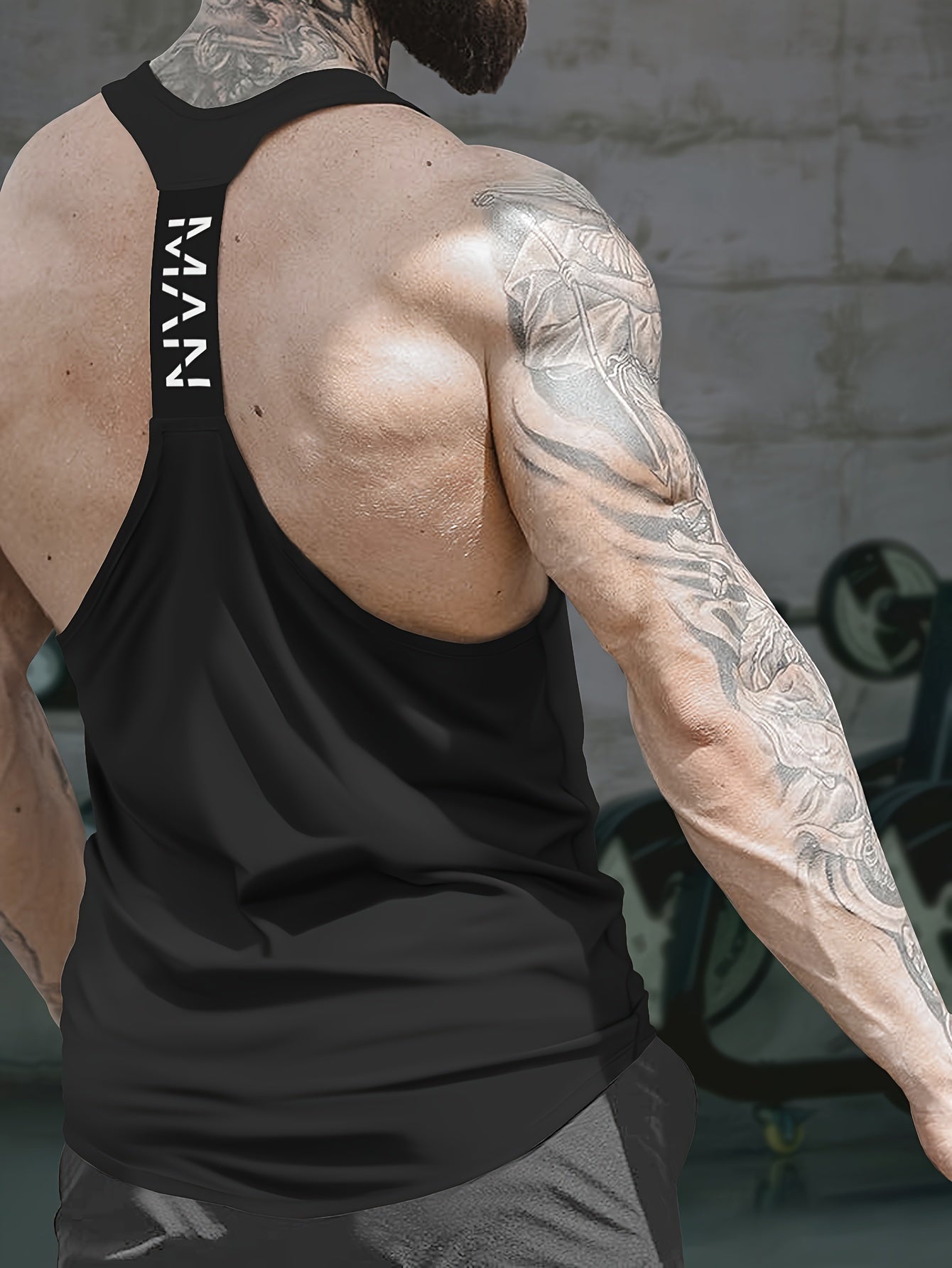 Men's breathable sleeveless fitness vest for casual training.