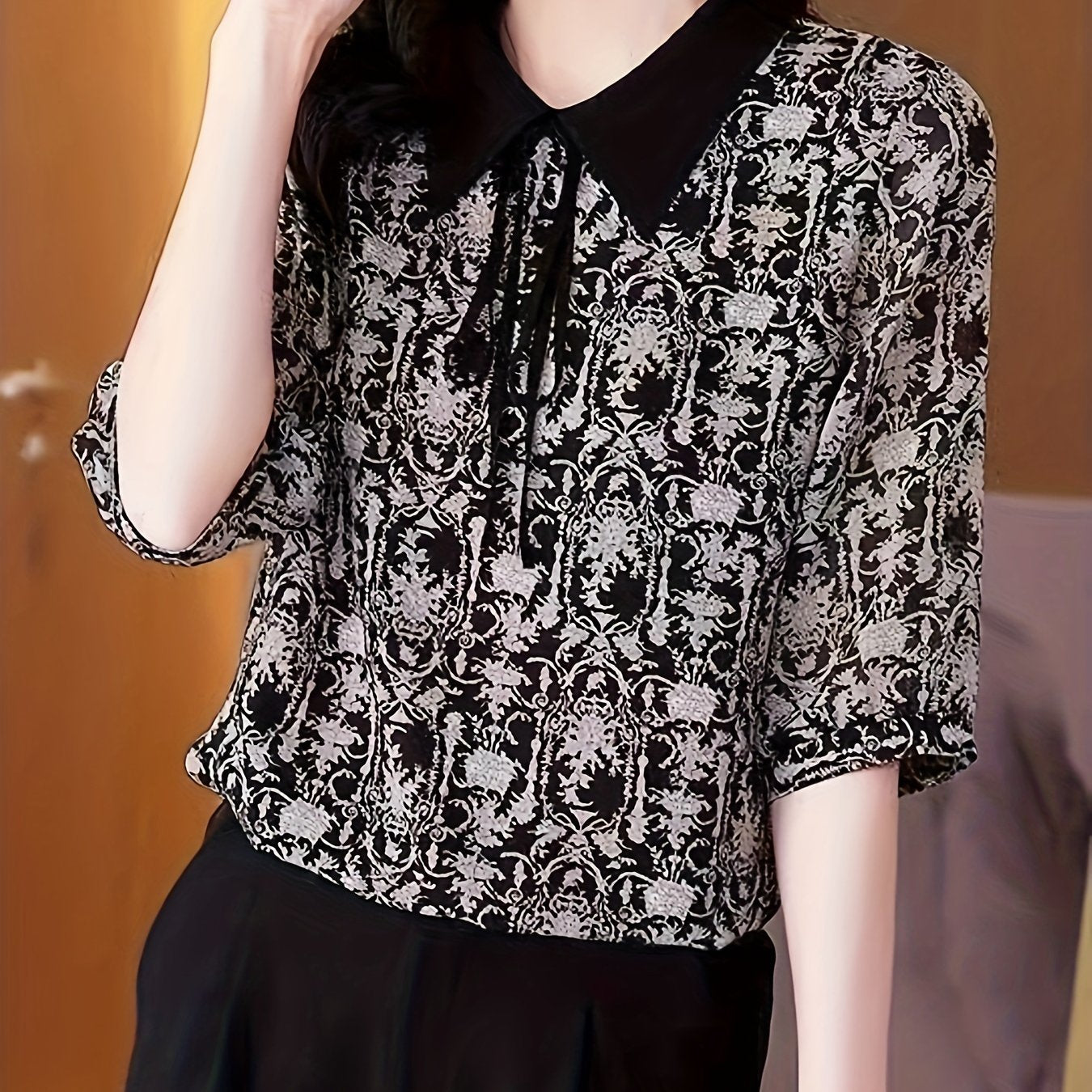 Lapel neck blouse with allover print, perfect for spring and summer.