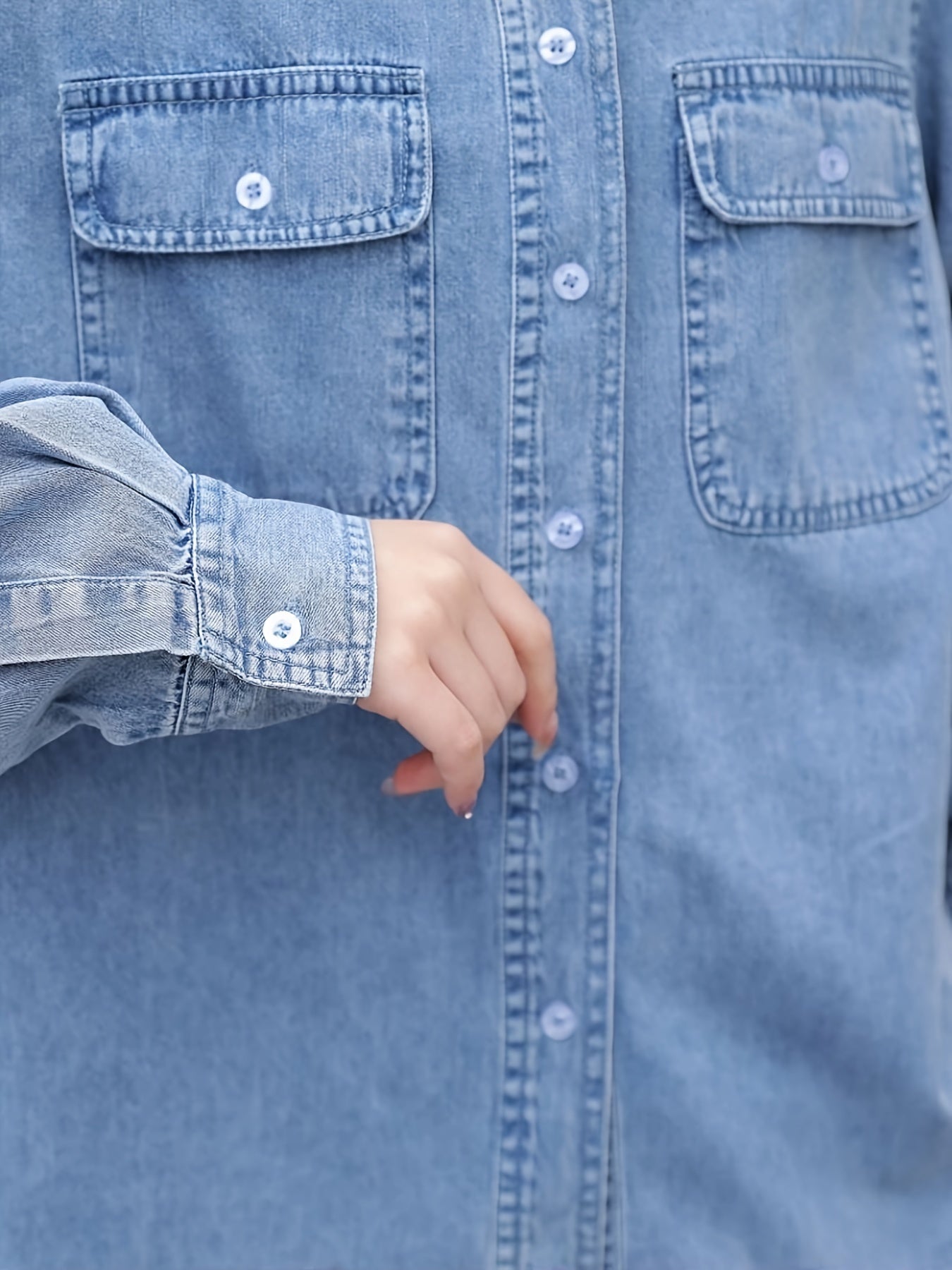 Blue denim jacket with lapel collar and pockets, casual style for women