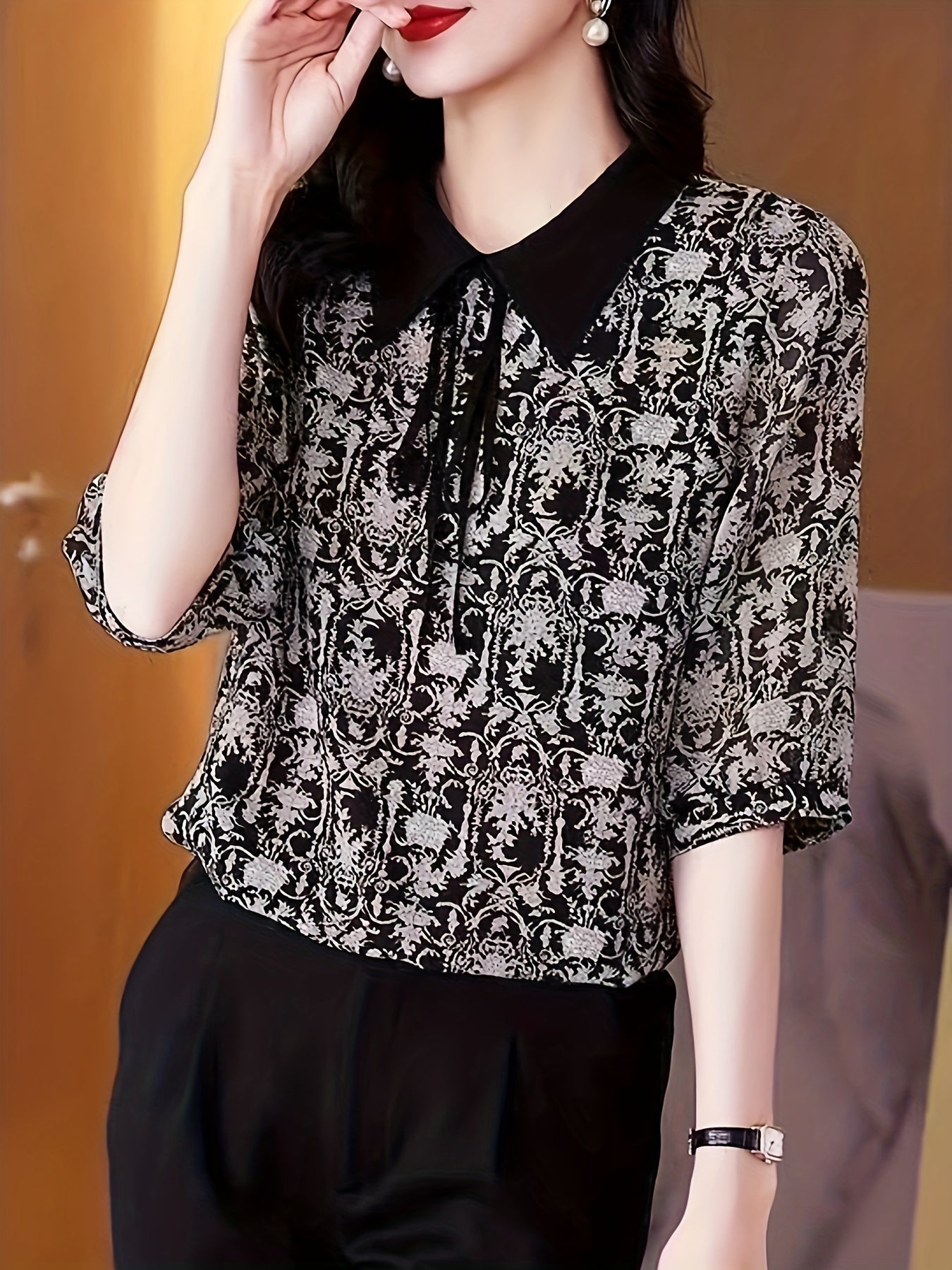 Lapel neck blouse with allover print, perfect for spring and summer.