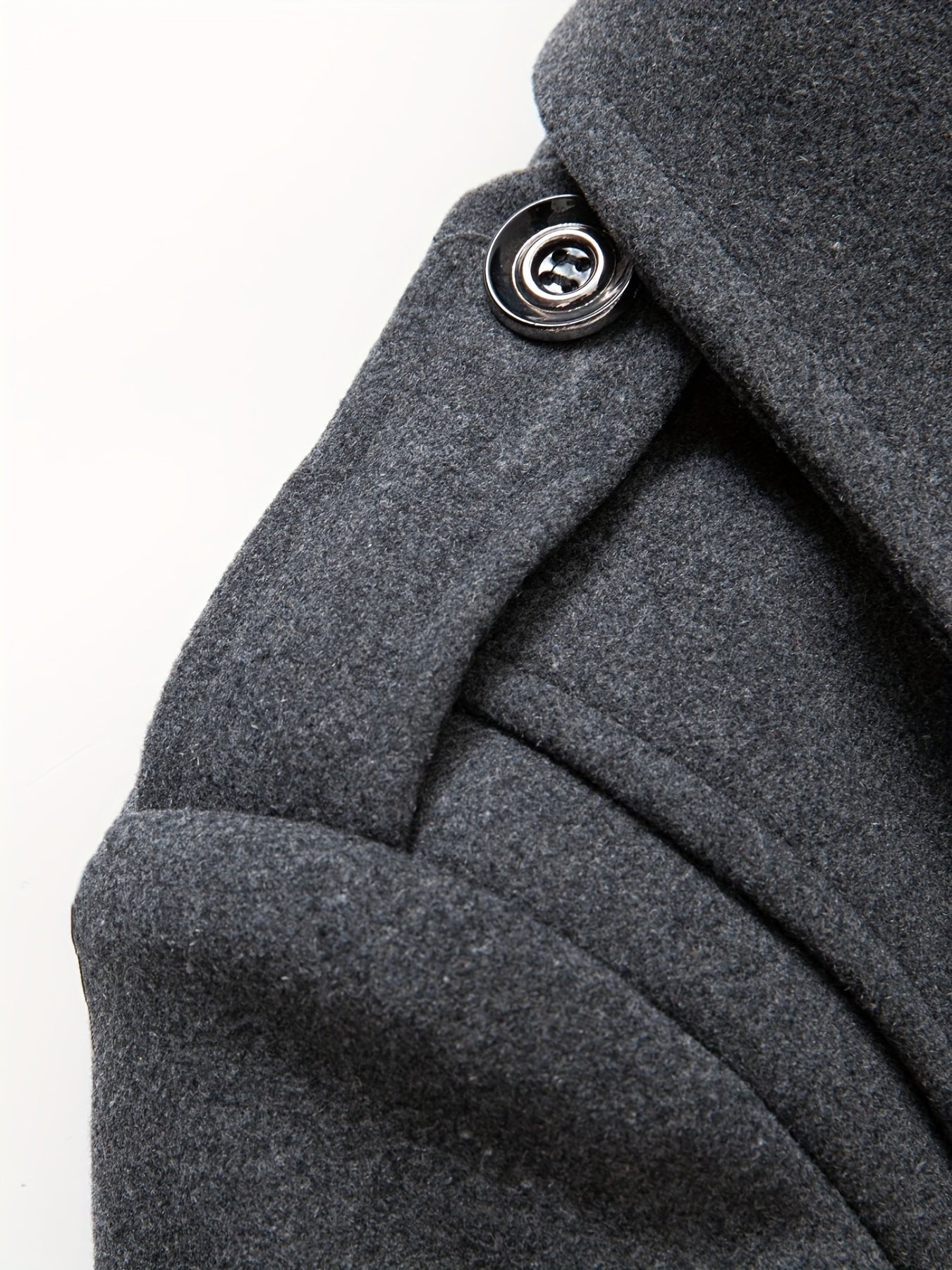 Men's warm jacket with pockets, double lapel for autumn/winter casual wear.