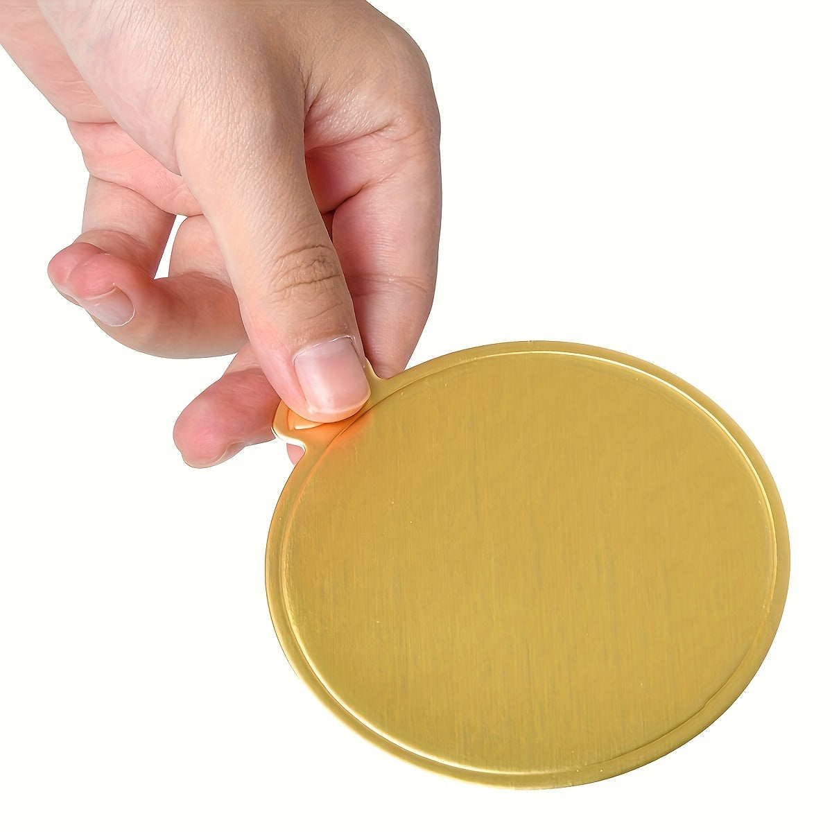 Golden cardboard mini cake bases, ideal for serving mousse desserts at weddings, birthday parties, and other special occasions. Each pack includes 50/100 round disposable paperboard cupcake boards for elegant party displays.