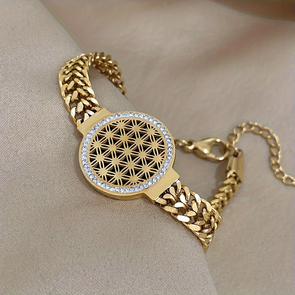 Round brand bracelet made of stainless steel plated with 18K gold and hollowed out, studded with rhinestones.