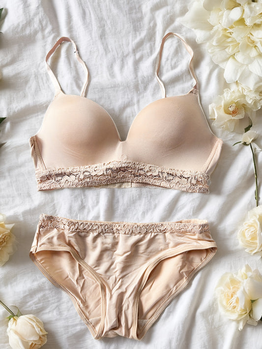 Simple yet elegant lace spliced bra and briefs set for women.