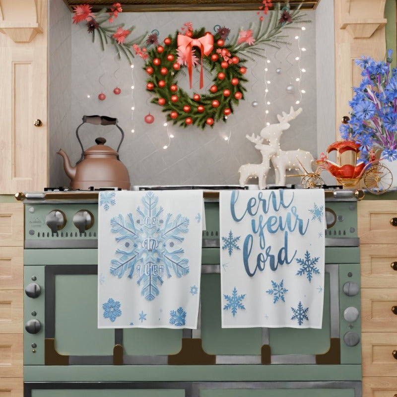 Get a set of two contemporary polyester kitchen towels measuring 45.72x66.04 cm. These soft woven dish cloths feature a charming snowflake design, perfect for adding a touch of fantasy to your home decor. They are also machine washable for easy cleaning.