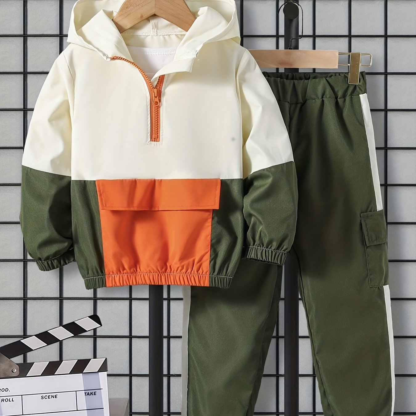 New boys' spring and autumn set includes hooded sweatshirt with large pocket and loose work pants. Ideal for outdoor wear.