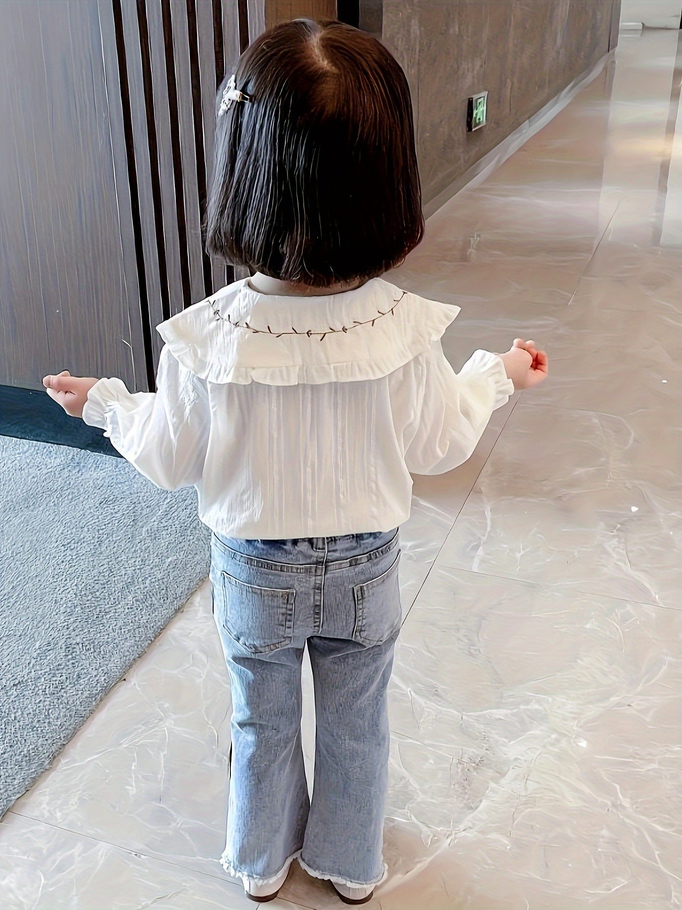 Charming girls' floral shirt with ruffle detail in Korean style for spring and fall. Non-stretch cotton blend, machine washable