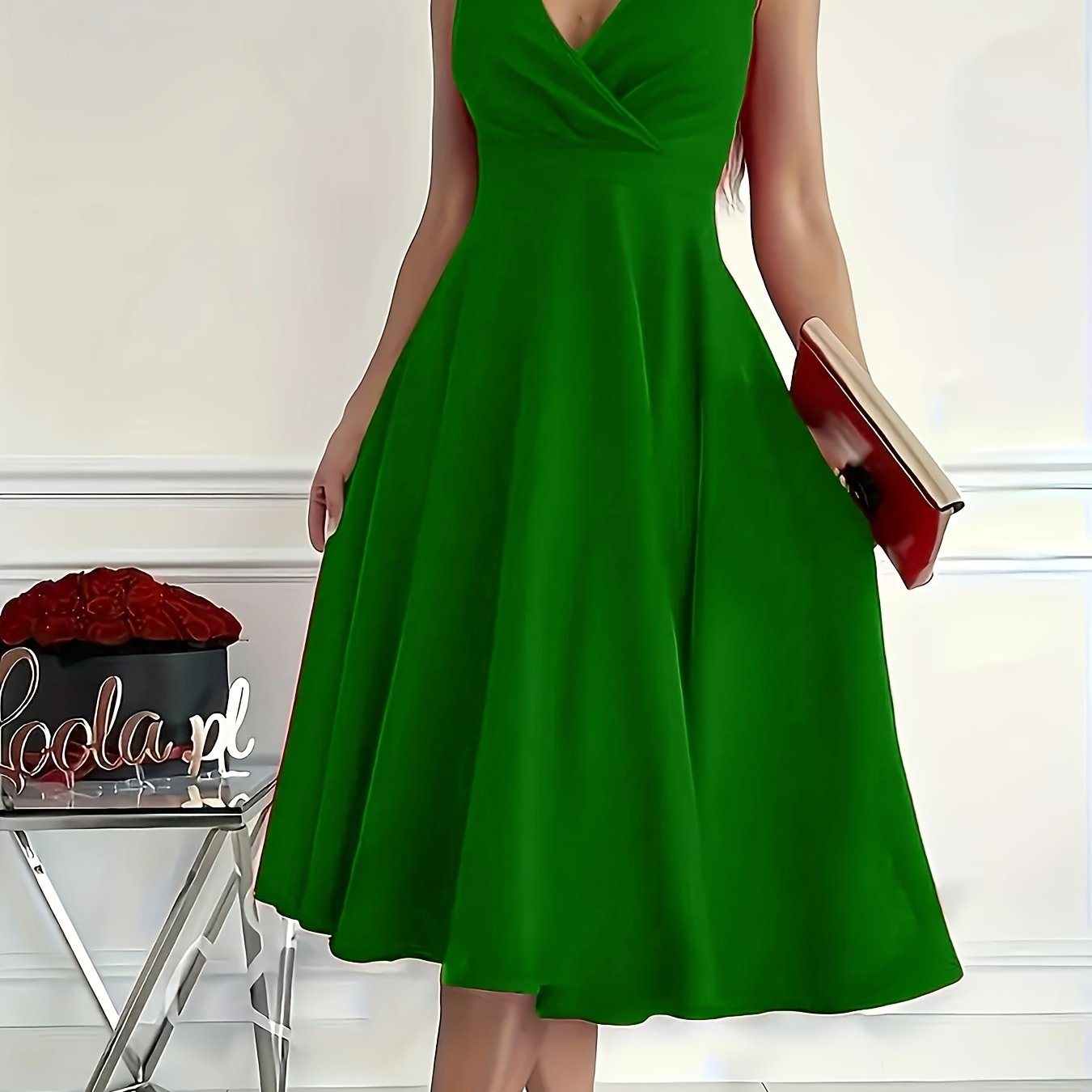 Solid color sleeveless dress with pleated V-neck, ideal for spring and summer vacations.