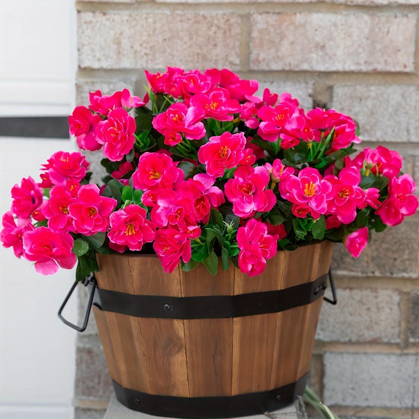 4 bunches of fake camellias are realistic and UV resistant, suitable for outdoor decoration.