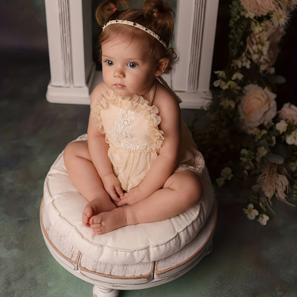 Wooden round leg chair prop for children's photography with an old-fashioned design, perfect for newborn and children's photo shoots.