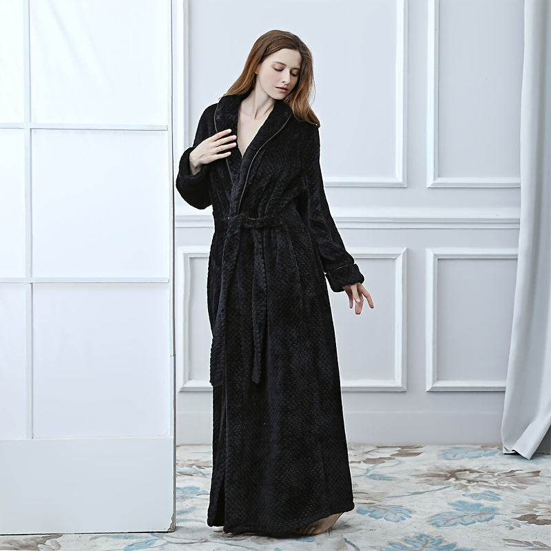 Thick flannel bathrobe with long sleeves and soft coral velvet, ideal for lounging at home or after bathing.