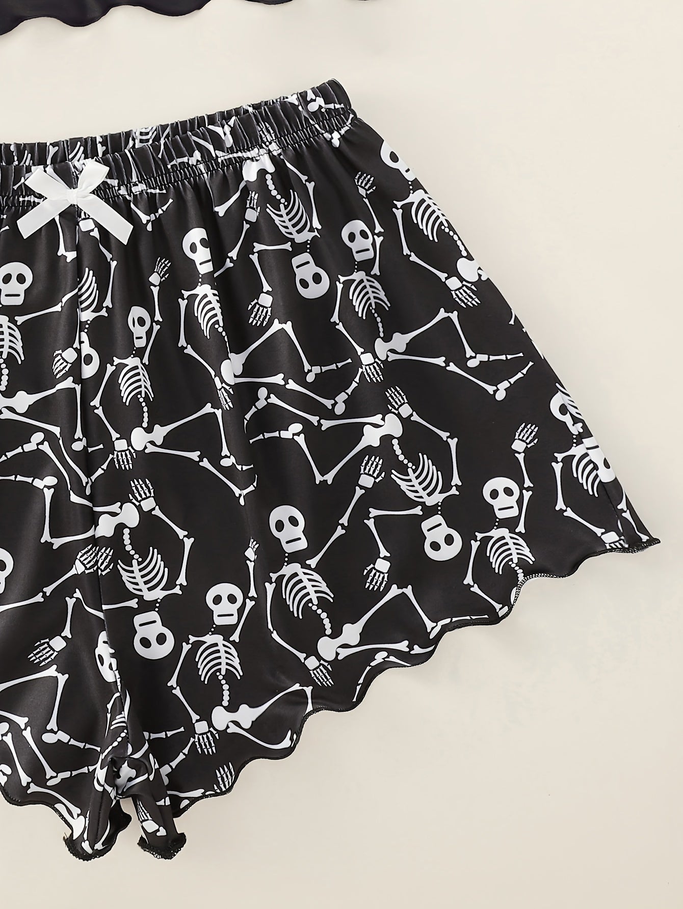 Skull palm print garter top va mos keluvchi skull print shortlar bilan pijama to'plami.