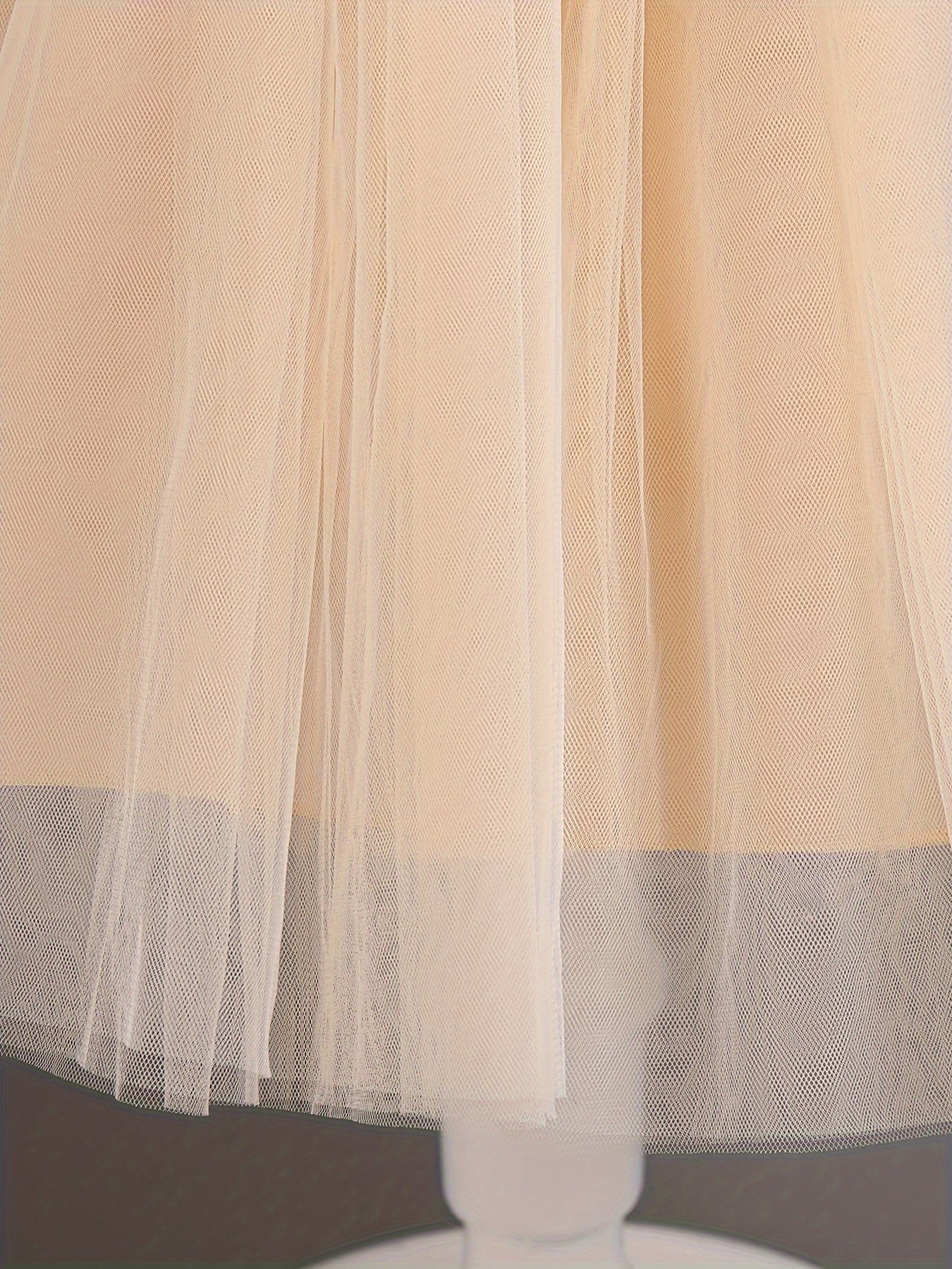 Elegant sleeveless tulle tutu party dress for girls, perfect for weddings and birthdays, made of 65% polyester and 35% viscose with a bow detail.