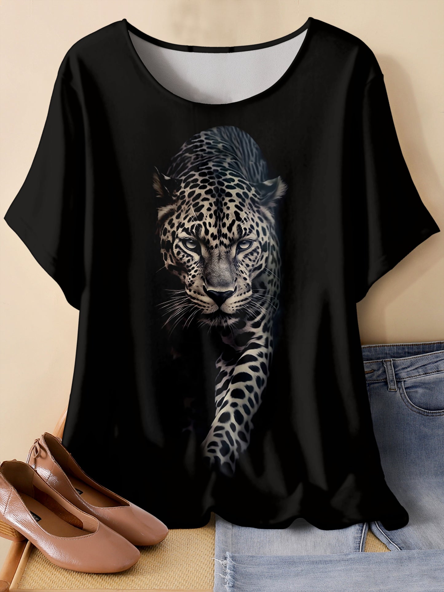 Leopard print T-shirt for plus size women, perfect for spring and summer.