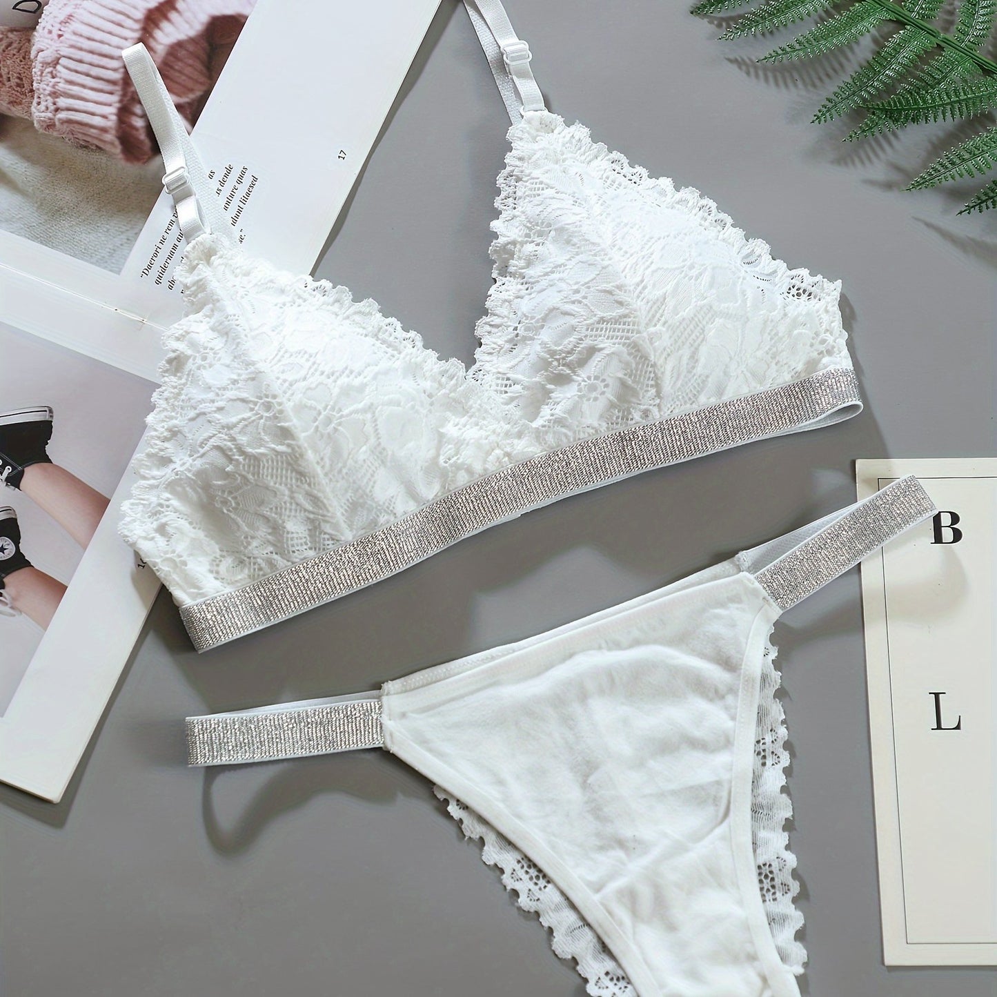 Lace sexy bra and brief set with skin-friendly seamless thong.