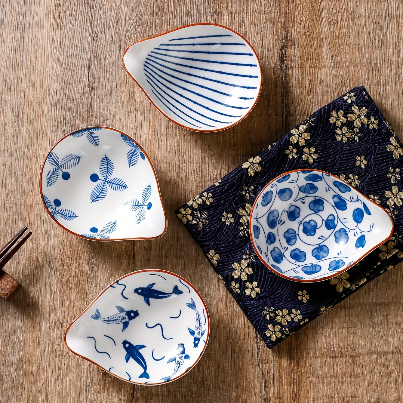 Small Japanese porcelain dish for soy sauce, vinegar, and other seasonings.