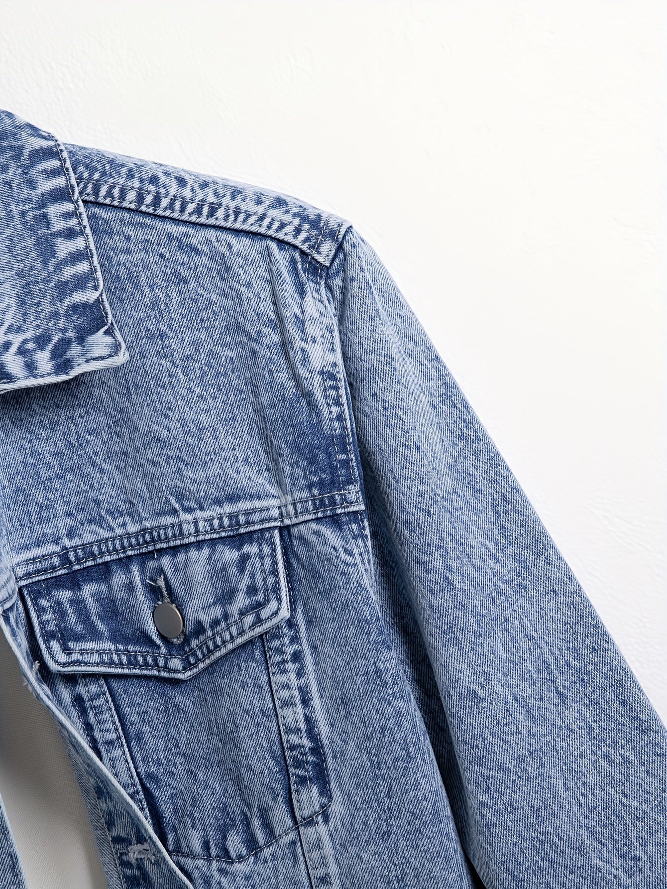 Classic men's denim jacket with turn-down collar, regular fit for spring and autumn.