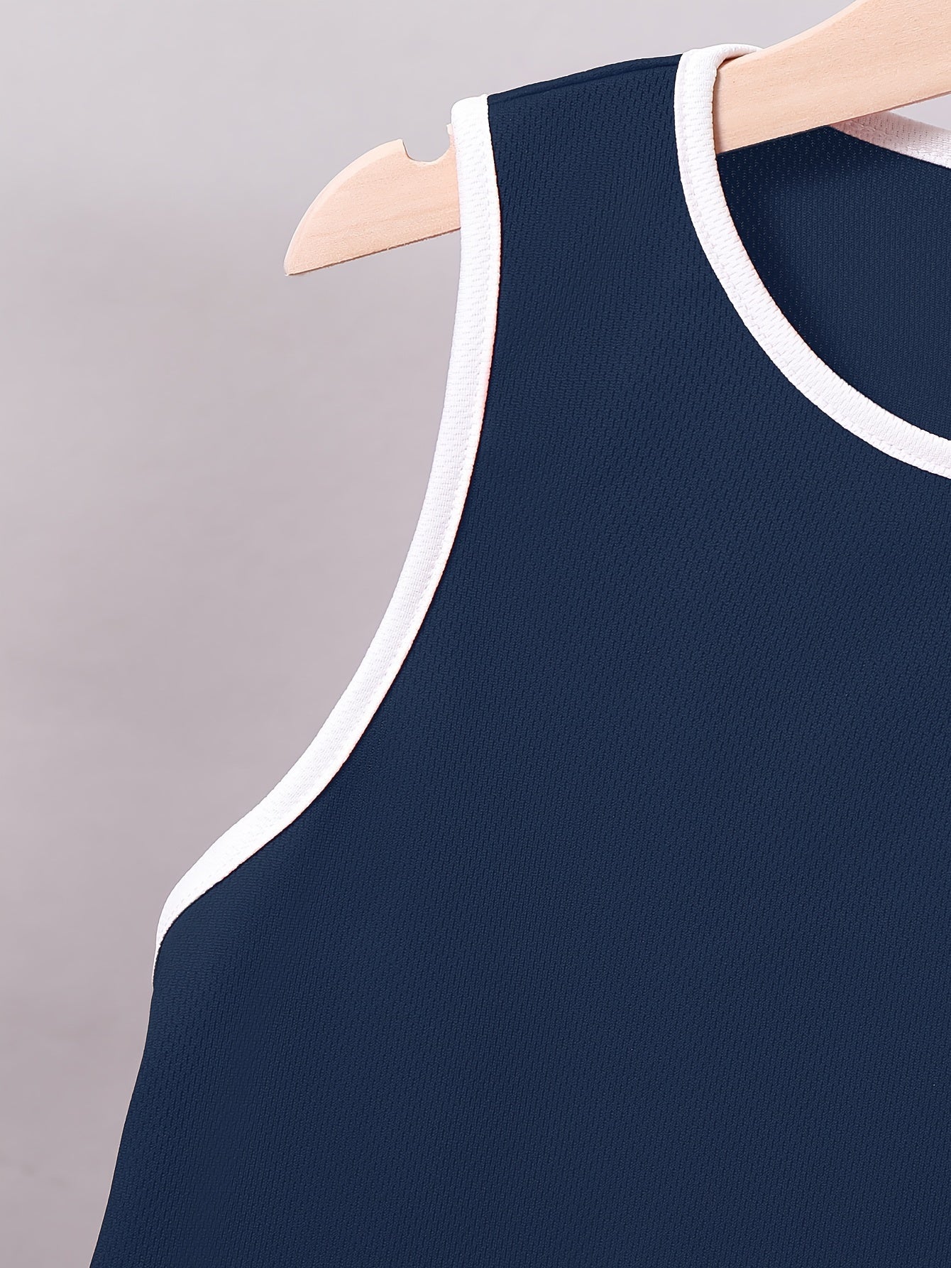 Two-piece boys basketball jersey set with KING print, sleeveless vest, and shorts for training and competition, featuring quick-drying tank tops and shorts.