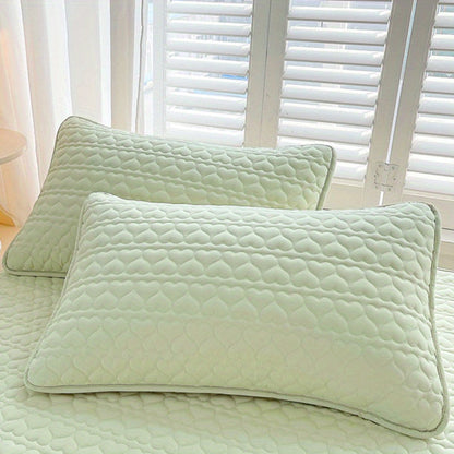 A quilted pillowcase that safeguards the pillow core and acts as a barrier against oil, dirt, and saliva in both hotels and homestays.