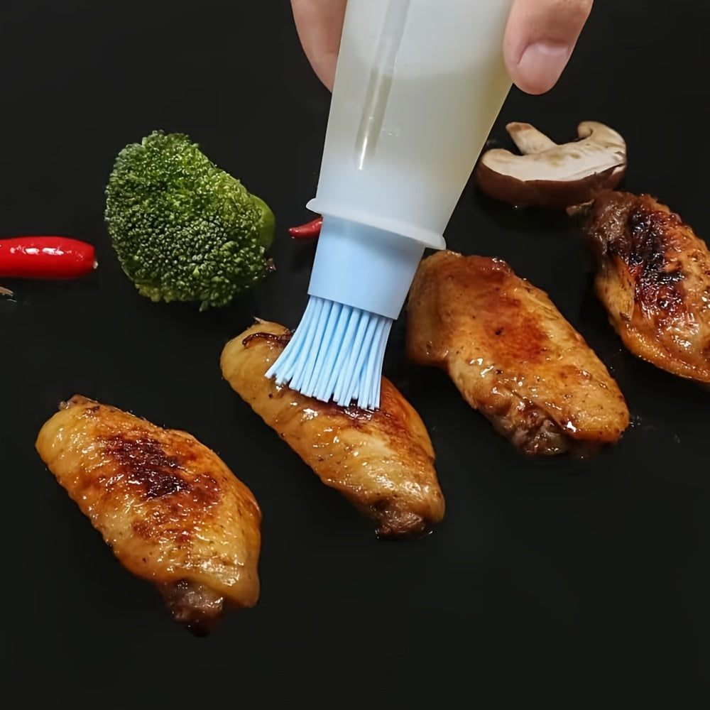 Silicone basting brush with oil dispenser, ideal for BBQ and pastry cooking. Made with food grade organic silicone, perfect for spreading honey, sauce, and for baking. A kitchen essential.