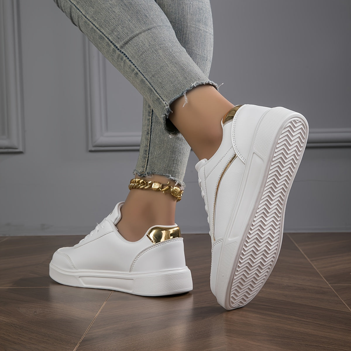 Casual women's white shoes, lightweight and comfortable skate sneakers.