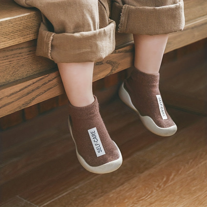 Adorable slip-on sock shoes for babies: perfect for spring and summer walks!