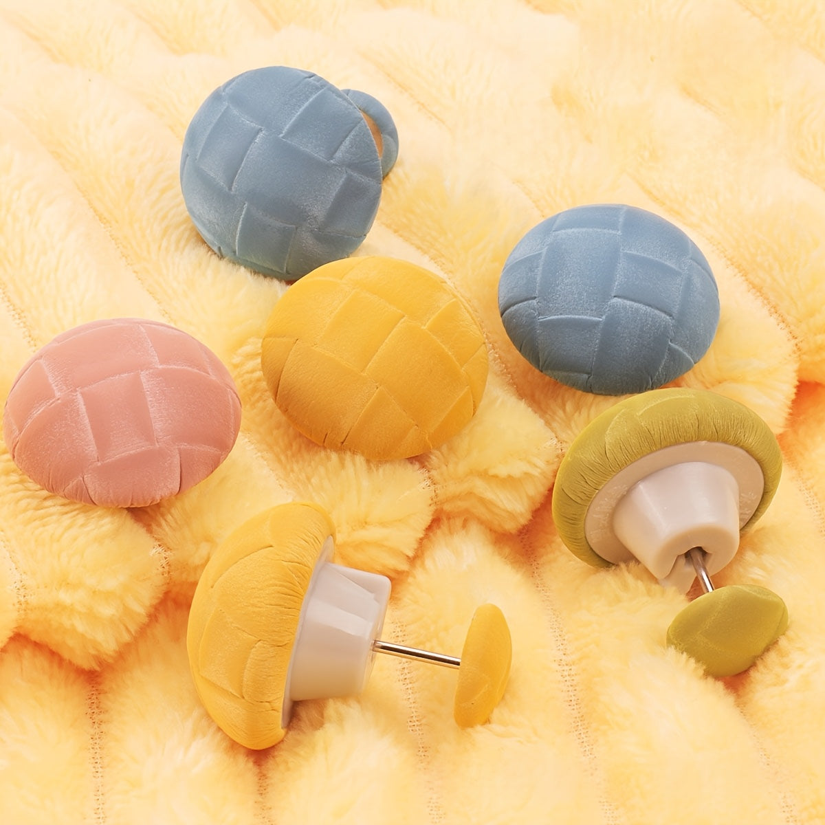 This set includes 8 duvet clip fasteners made of polypropylene, ensuring a secure hold for your comforter. The button locks are safe and durable, supporting up to 4.54KG of bedding inserts. Easy to spot-clean, these clips provide a safe and secure