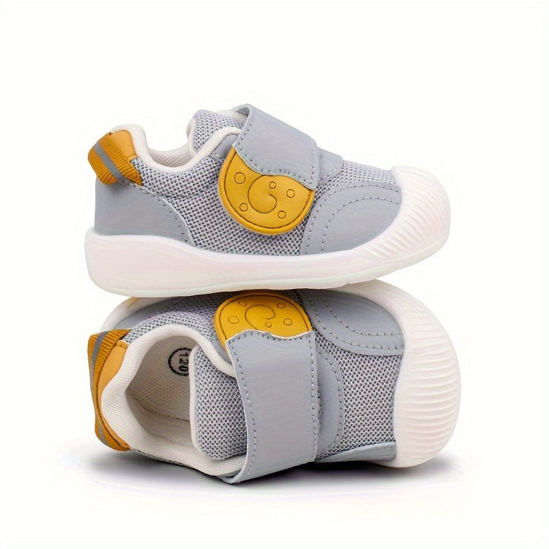 Adorable cartoon sports shoes for baby toddlers aged 0-2, with soft rubber soles, anti-slip and breathable design, ideal for outings.