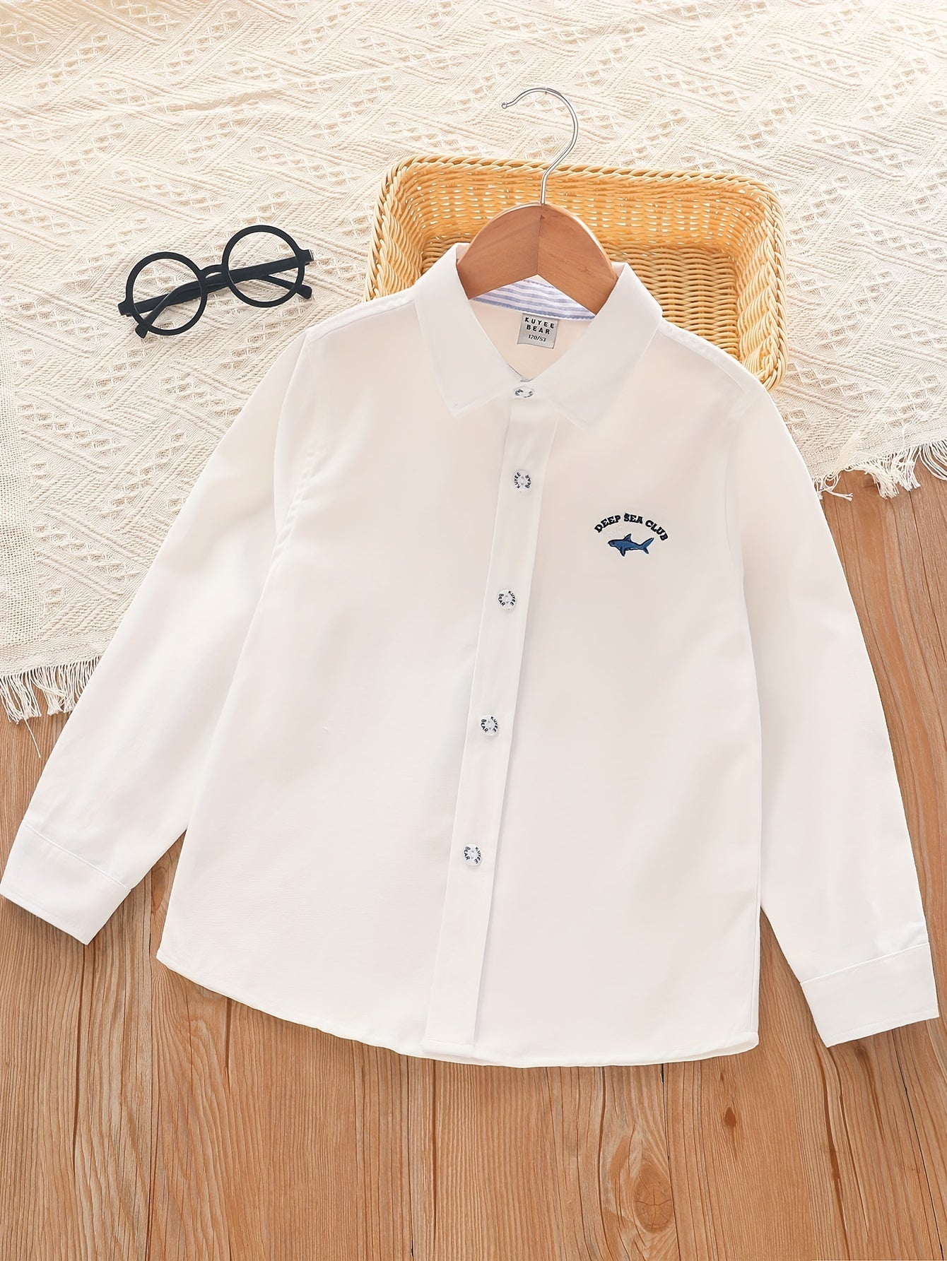 Men's long-sleeve cotton shirt with shark embroidery, white school uniform for boys, in blue Korean style, sizes for small and medium trendy youngsters.