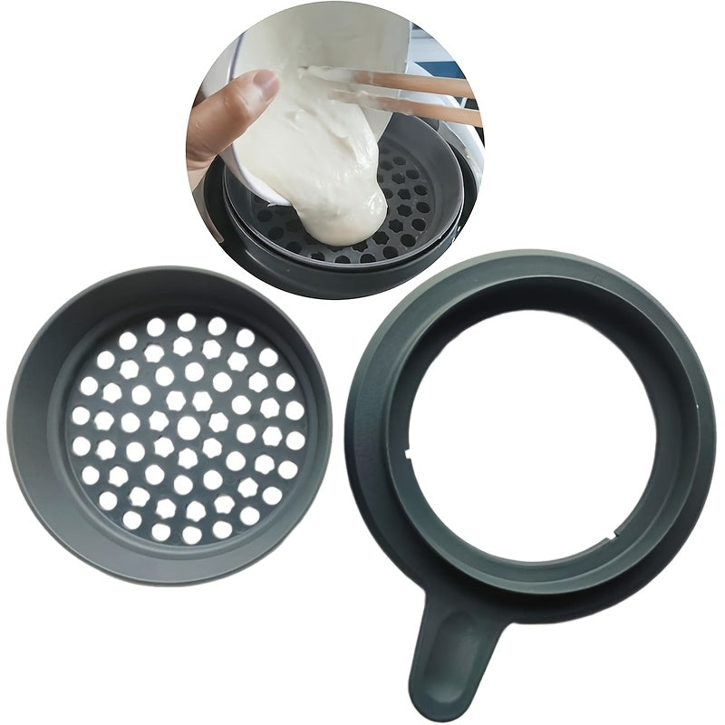 KitchenCraft Plastic Flour Sifter and Lid Combo is the perfect addition to your kitchen. This food-safe dough sieve also includes a batter dispenser, making it ideal for cooking enthusiasts. A must-have accessory for baking, this sifter is compatible