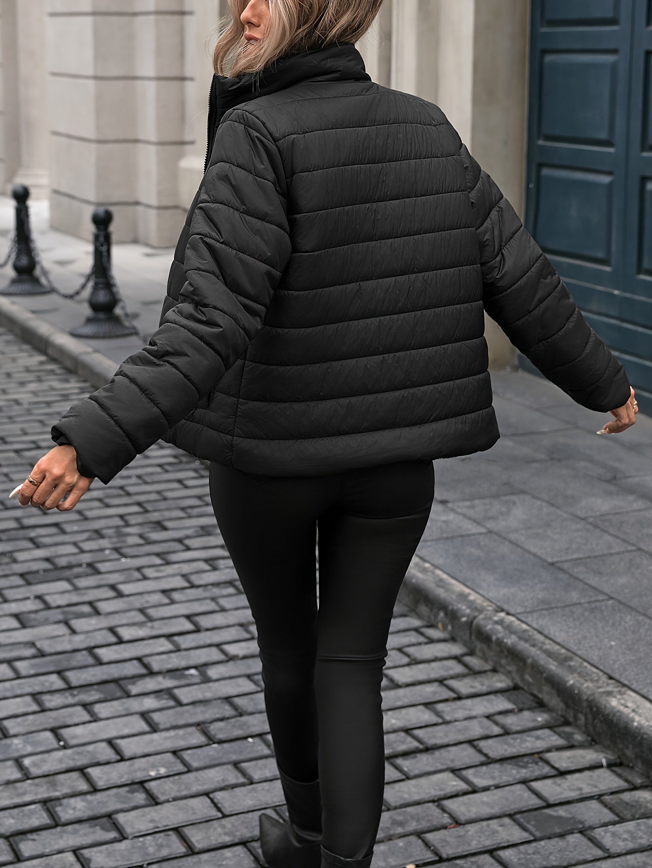 Solid color warm jacket for women, with long sleeves and zip-up closure, made of 100% nylon.