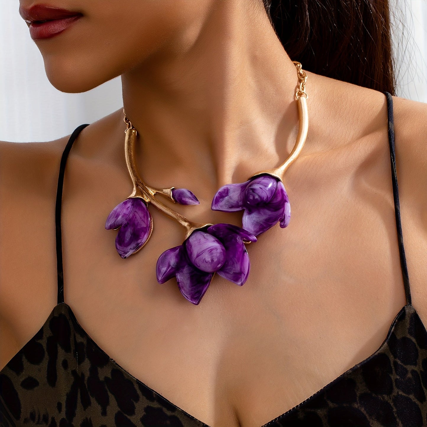 Elegant Vintage Bohemian Style Zinc Alloy Pendant Necklace featuring a Resin Flower, Perfect for Gifts or Vacations, Radiating Luxury and Beauty.