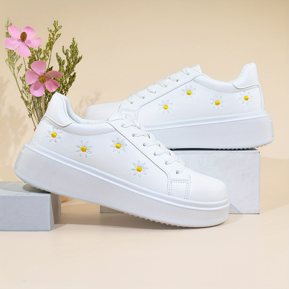 Women's low-top lace-up sneakers with embroidered daisy design, ideal for all seasons.