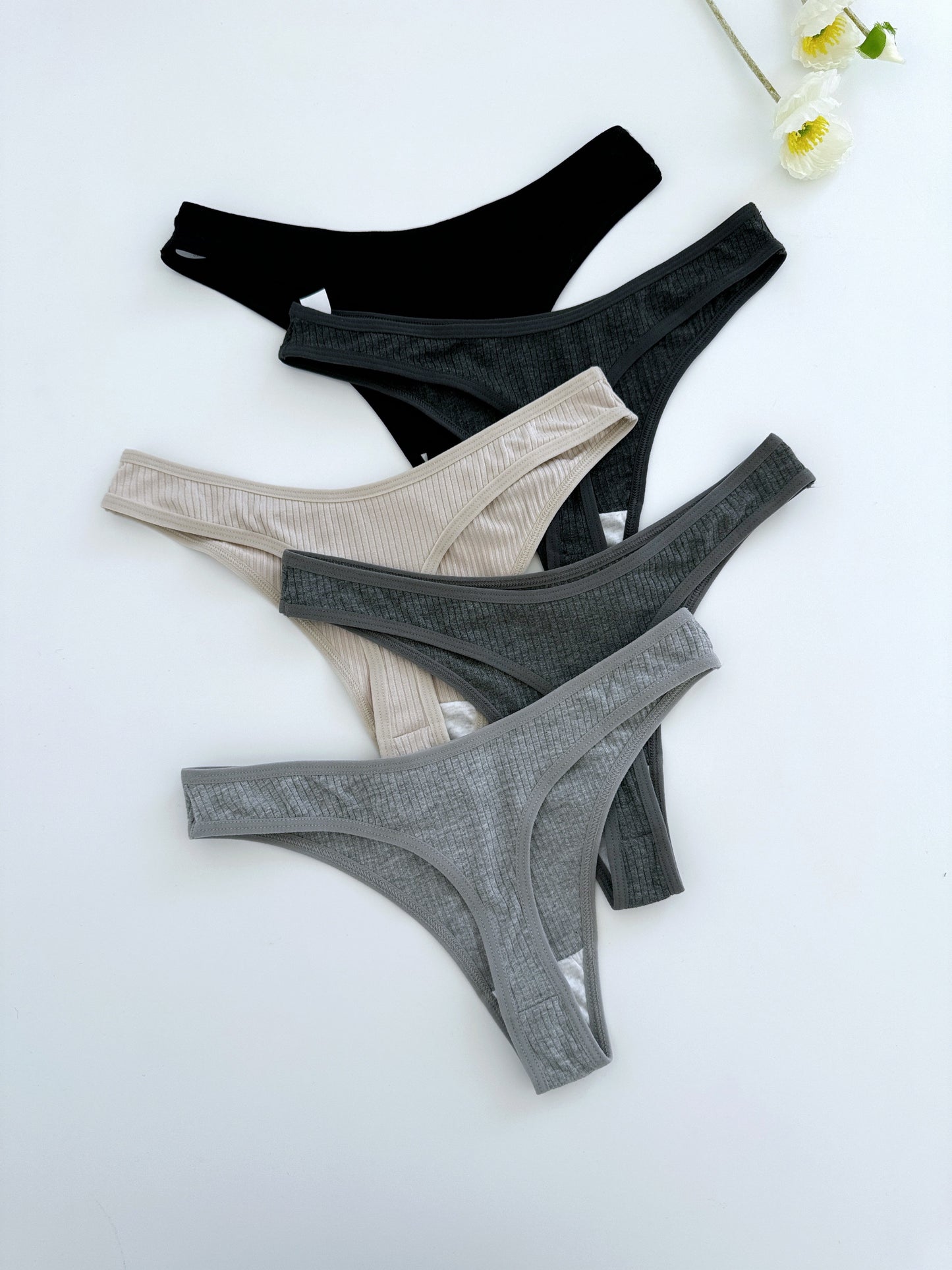 5 sets of autumn and winter threadless underwear featuring comfortable pants and bras for women. High elastic, solid color, fashion, simple, exposed back, sexy, elegant. No pads, braided