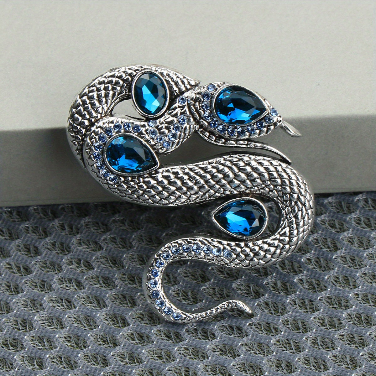 Luxurious Snake Brooch with Enamel and Rhinestones, Irregularly Shaped Animal Pin, Elegant Fashion Accessory for Clothing