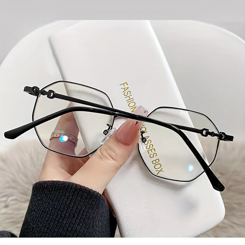 Polygonal golden frame with flat lenses for a natural look.