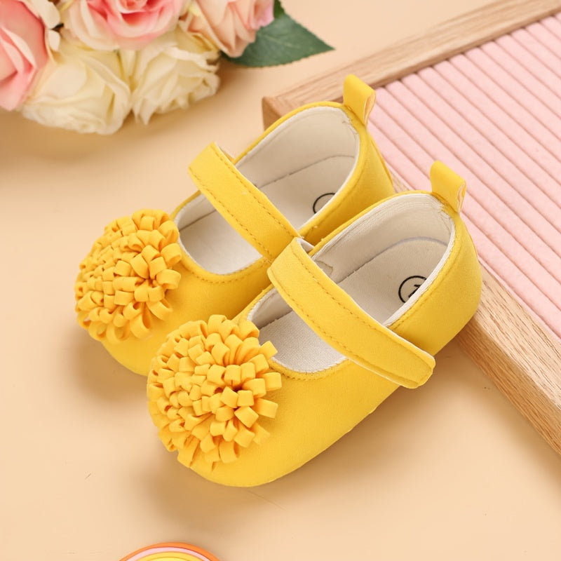 Girls' spring and autumn shoes for ages 0-1 with cute flower decorations and soft soles for comfortable first steps.