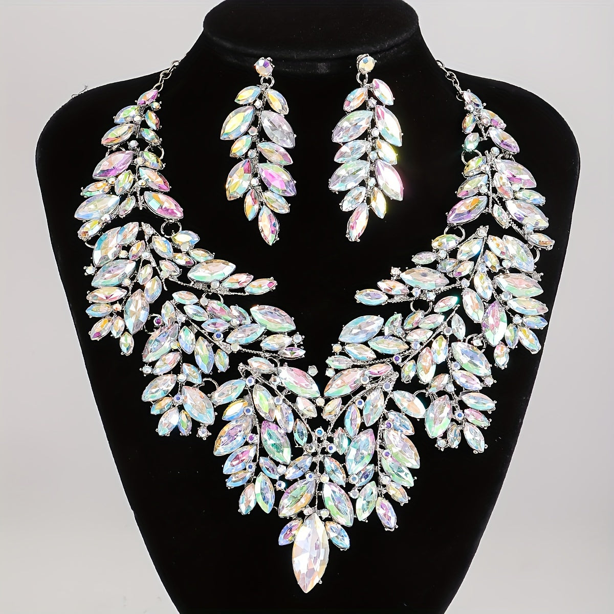 Middle Eastern-inspired bridal wedding dress jewelry set, featuring a luxurious rhinestone necklace and earrings. This elegant and delicate set is perfect for a high-end banquet or as a gift for loved ones.