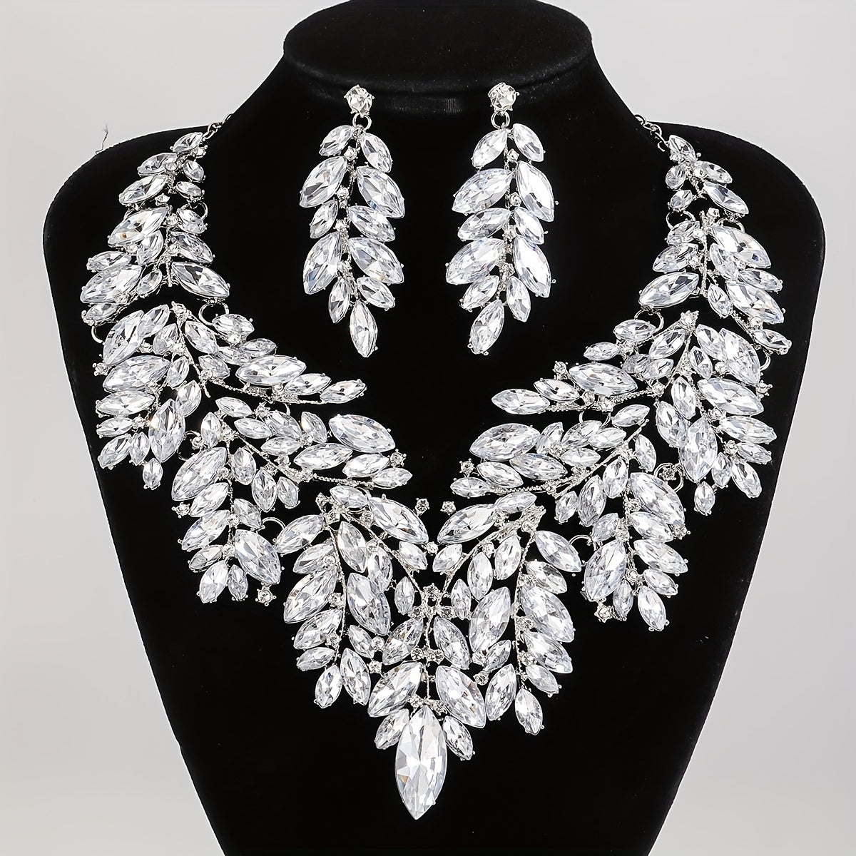 Middle Eastern-inspired bridal wedding dress jewelry set, featuring a luxurious rhinestone necklace and earrings. This elegant and delicate set is perfect for a high-end banquet or as a gift for loved ones.