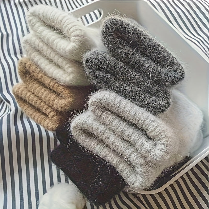 Warm and soft knit mittens with a simple solid color design, elegant and versatile for both autumn and winter. These gloves are lined with plush velvet for added warmth and cold protection, suitable for both men and women.