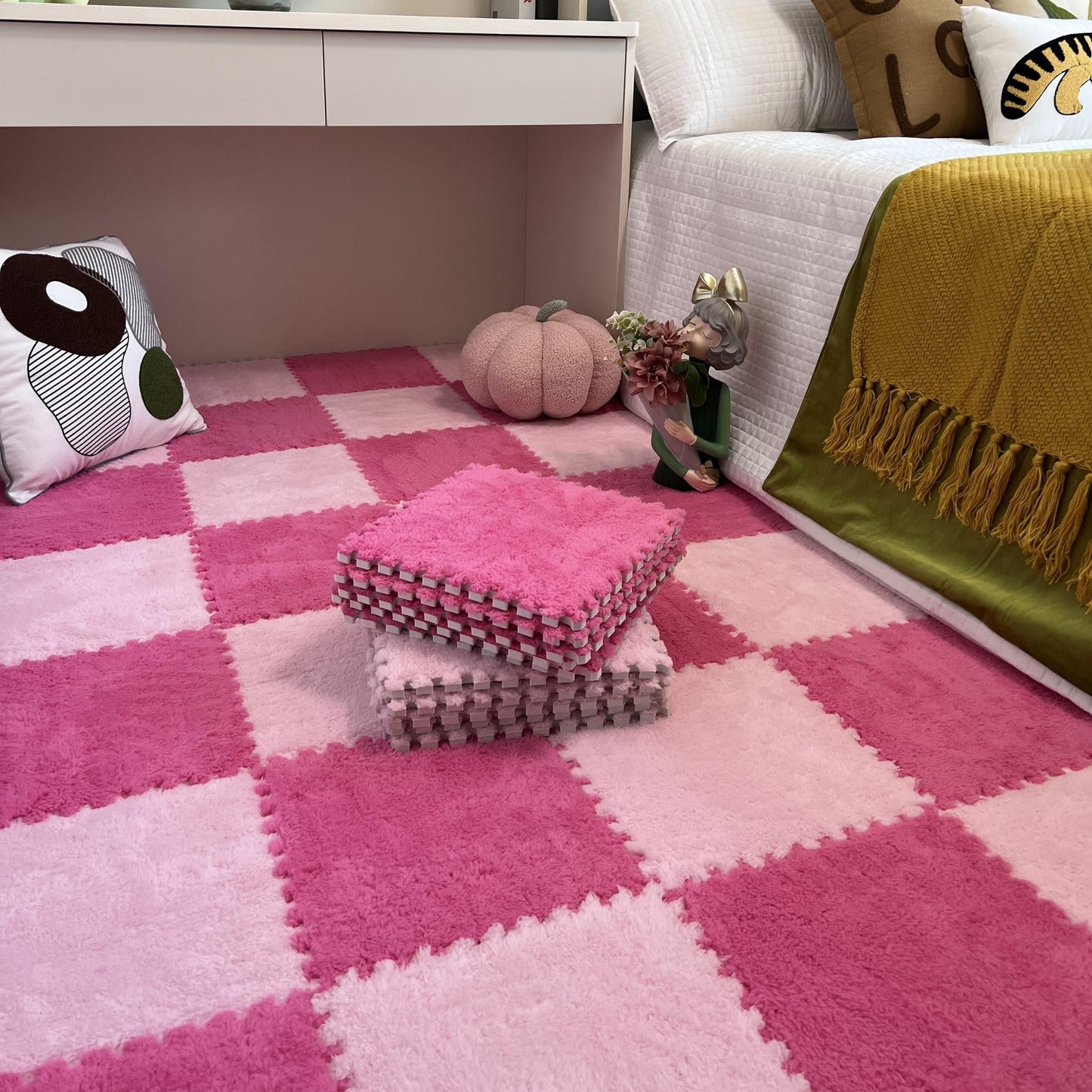 12 pieces of interlocking carpets with a thickened design, perfect for adding a punk-style touch to your bedroom or closet. These rugs are washable for easy maintenance.